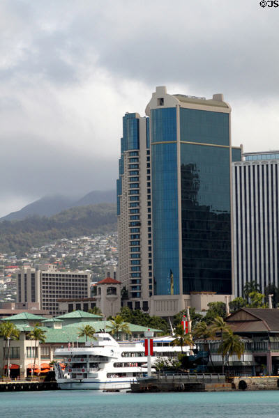 Harbor Court (1994) (41 floors) (66 Queen St.). Honolulu, HI. Architect: Lacayo Architects.