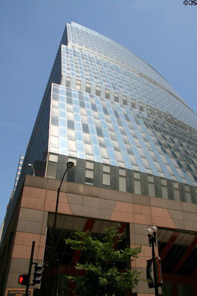 Flat side meets round facade of James R. Thompson Center. Chicago, IL.