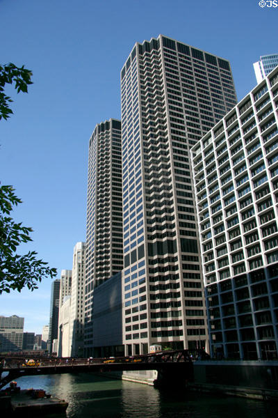 Chicago Mercantile Exchange Center (1983 & 87) (40 floors) (30 & 10 South Wacker Drive) over Chicago River. Chicago, IL. Architect: Fujikawa Johnson & Assoc..