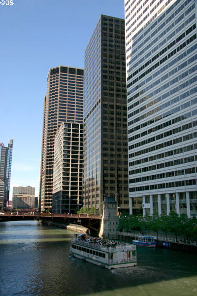 White 200 South Wacker Drive (1981) (41 floors) with Mercantile Exchange & short & tall Hartford Plaza buildings beyond. Chicago, IL. Architect: Harry Weese Assoc..