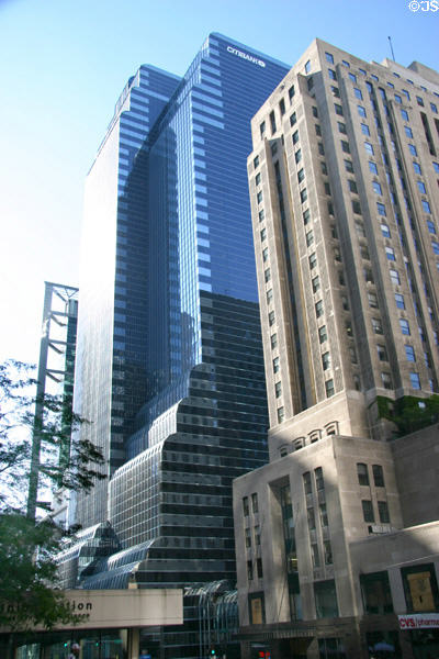 Riverside Plaza (former Chicago Daily News) (1929) (26 floors) (2 North Riverside Plaza) with Citigroup Center beyond. Chicago, IL. Architect: Holabird & Roche.