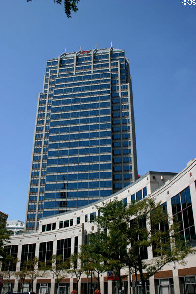 Market Tower (Mansur Center) (1988) on Monument Circle. Indianapolis, IN. Architect: Lohan Associates, Inc..