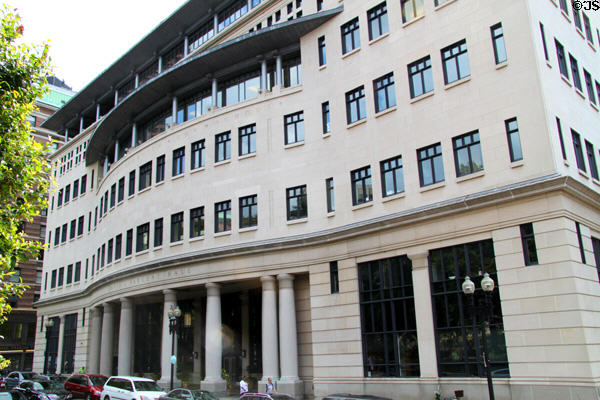 David J. Sargent Hall of Suffolk University Law School (1999) (120 Tremont St.). Boston, MA. Architect: Tsoi Kobus & Assoc..