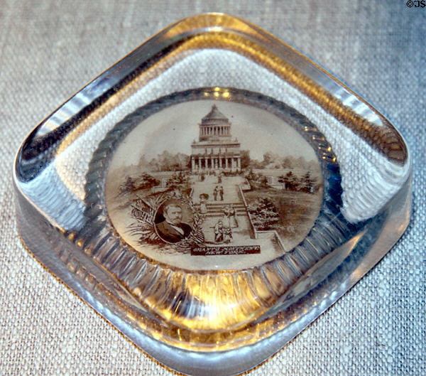 Paper weight with Grant's Memorial in New York at Ulysses S. Grant NHS. St. Louis, MO.
