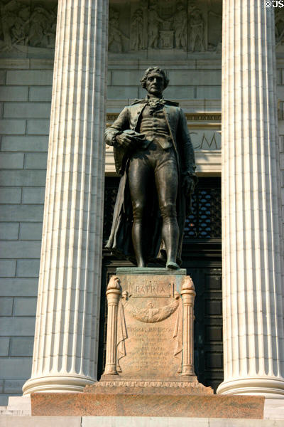 Thomas Jefferson statue at entrance to Missouri State Capitol. Jefferson City, MO.