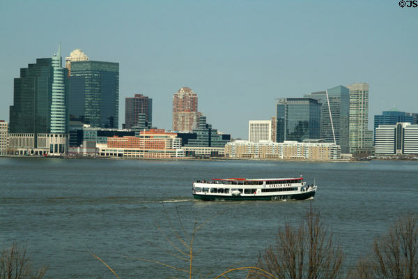Circle Line tour boat passes Exchange Place Centre (1989) (30 floors) by Beyer Blinder Belle Architects & Planners, Harborside Plaza 5 (2002) (34 floors) by Grad Assoc. & other buildings along Hudson River in Jersey City, NJ. New York, NY.