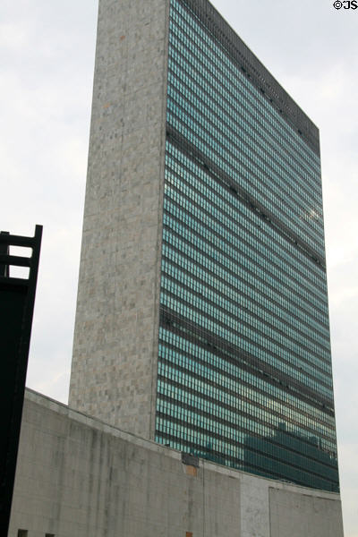 United Nations Secretariat Building (1952) (1st Ave. between 42nd - 48th St.) (39 floors). New York, NY. Architect: International consortium of architects.