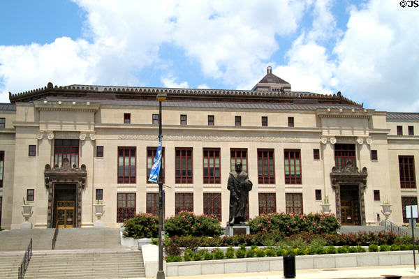 Columbus City Hall (1934) with statue of Christopher Columbus. Columbus, OH.